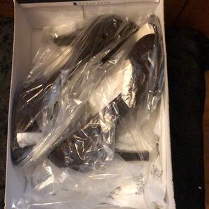 NIB Carlos Santana ‘Redemption’ 8.5M peep toe heels